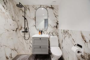 Ένα μπάνιο στο Upscale 3BR Apartment in City Center