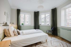 Ένα ή περισσότερα κρεβάτια σε δωμάτιο στο Upscale 3BR Apartment in City Center