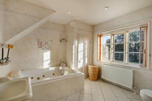 ein weißes Badezimmer mit Badewanne und Waschbecken in der Unterkunft Luxury Detached House in private grounds, with SPA in Weston upon Trent + 77 Fotos