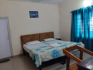 Una cama o camas en una habitación de Hill Top Beach Resort 7 fotos más