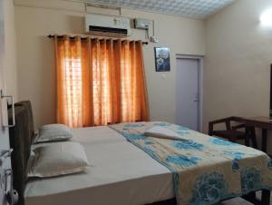 Postel nebo postele na pokoji v ubytování Hill Top Beach Resort