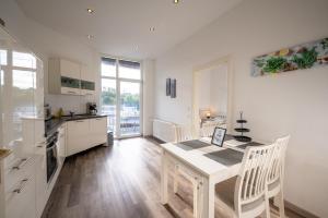 a kitchen and dining room with a table and chairs at HagenStay Eilpe 1 in Hagen +15 photos