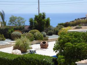 een tuin met uitzicht op de oceaan bij Villa Private Heated Pool Sea Views- Sleeps6 in Kouklia