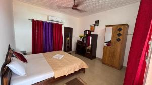 Postel nebo postele na pokoji v ubytování Hill Top Beach Resort + 6 fotografií