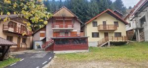 eine Gruppe von Häusern in einem Dorf mit Bäumen in der Unterkunft Vila Miruna in Rausor