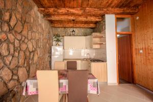 een keuken met een stenen muur bij Robinson Lenka in Selca kod Bogomolja