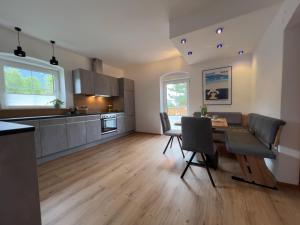 uma sala de estar com uma mesa e uma cozinha em Appartement Carl em Seefeld in Tirol