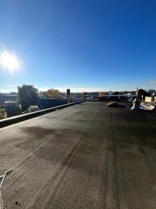 una pista de aterrizaje vacía en la azotea de un edificio en Hôtel de Bruay la buissiere, en Bruay-la-Buissiere