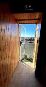 una puerta abierta a un aeropuerto con vistas a una pista de aterrizaje en Hôtel de Bruay la buissiere, en Bruay-la-Buissiere