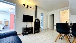 Μια τηλεόραση ή/και κέντρο ψυχαγωγίας στο Nuits de Bohème entre ville et mer +12 φωτογραφίες