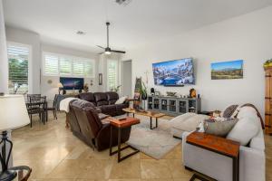 een woonkamer met banken en een tafel bij Desert Oasis home in Reata Pass