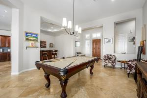 een woonkamer met een pooltafel erin bij Desert Oasis home in Reata Pass