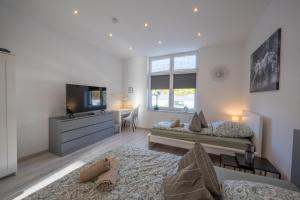 ein Schlafzimmer mit zwei Betten und einem Flachbildfernseher in der Unterkunft HagenStay Eilpe 2 in Hagen