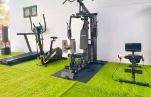 Фитнес-центр и/или тренажеры в Phuket Leisure Time Hotel