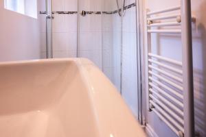 Ένα μπάνιο στο Rugby 1-BR Apt, Parking, City Centre, Sleeps 3