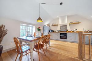 バーナム・マーケットにあるMill View Burnham Nortonのテーブルと椅子のあるキッチンとダイニングルーム +26枚の写真
