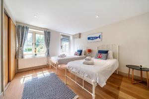 バーナム・マーケットにあるMill View Burnham Nortonのベッド2台と窓のある寝室