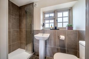 バーナム・マーケットにあるMill View Burnham Nortonの洗面台、シャワー、トイレ付きのバスルーム