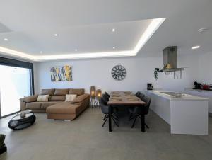 een keuken en woonkamer met een bank en een tafel bij R-40-C Moderna in Los Montesinos