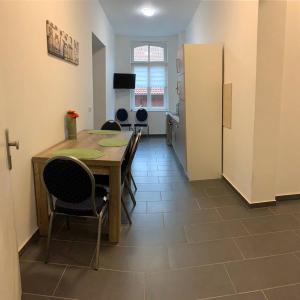 a kitchen and dining room with a table and chairs at Ein Zimmer in einer 4-Zimmer-Wohnung in Leipzig mit Gemeinschaftsküche und -Bad in Leipzig