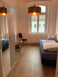 a bedroom with a bed and a table and a window at Ein Zimmer in einer 4-Zimmer-Wohnung in Leipzig mit Gemeinschaftsküche und -Bad in Leipzig +2 photos