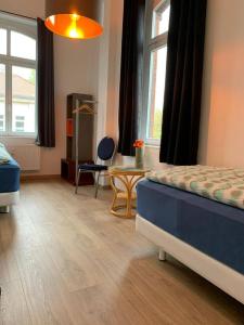 a bedroom with a bed and a table and window at Ein Zimmer in einer 4-Zimmer-Wohnung in Leipzig mit Gemeinschaftsküche und -Bad in Leipzig