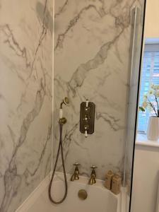 Koupelna v ubytování Luxury flat in the beautiful village of Botley + 25 fotografií