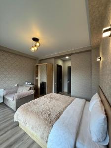 Ένα ή περισσότερα κρεβάτια σε δωμάτιο στο Best view Kazbegi