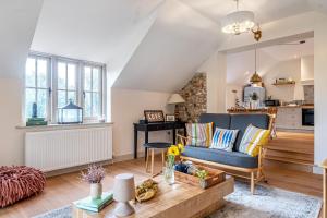 バーナム・マーケットにあるMill View Burnham Nortonの青いソファとテーブルのあるリビングルーム