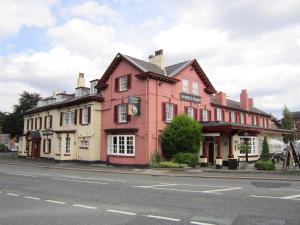 BroadheathにあるALTY Hotelの通路側赤い建物