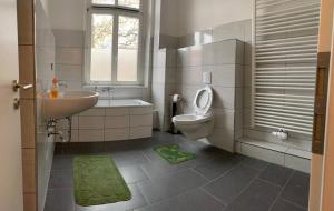 a bathroom with a sink and a toilet and a sink at Ein Zimmer in einer 4-Zimmer-Wohnung in Leipzig mit Gemeinschaftsküche und -Bad in Leipzig