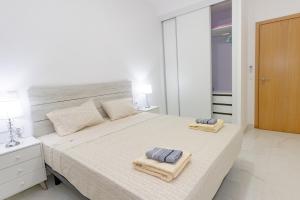 Postel nebo postele na pokoji v ubytování New building - 1 min away from the main road