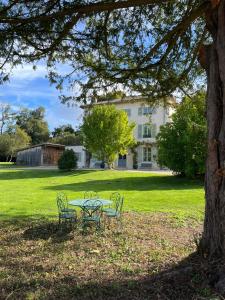 Zahrada ubytování Domaine les Darbonnets - Chambres et Table d'hôtes