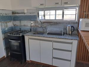 ドゥラスノにあるCasa bellaの小さなキッチン(コンロ、シンク付) +3枚の写真