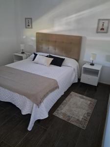 ドゥラスノにあるCasa bellaのベッドルーム1室(大きな白いベッド1台、ナイトスタンド2台付)