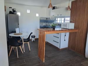 a kitchen with a counter and a table with chairs at Casa bella in Durazno