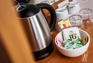 BroadheathにあるALTY Hotelのボウルの横のテーブルの上に置かれたコーヒーポット