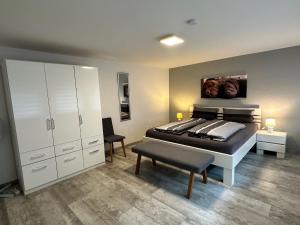 ein Schlafzimmer mit einem Bett, einer Kommode und einem Schrank in der Unterkunft Ferienhaus Leopold mit Burgblick an der Mosel in Burgen