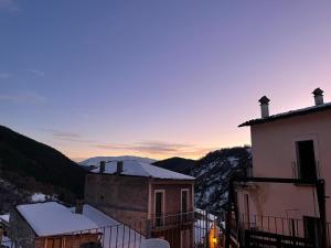 アッセルジにあるPIAZZETTA DEL FORNO GRAZIOSO BILOCALE ad ASSERGIの雪の上の建物の眺め