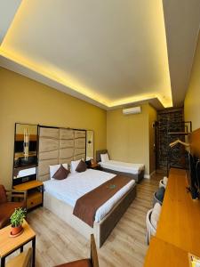 Un dormitorio con dos camas y una sala de estar. en Berfinn Hotel Ortaköy, en Estambul