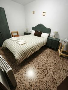 ein Schlafzimmer mit einem Bett und einem karierten Boden in der Unterkunft Casa Numari in Caudiel