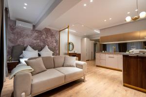 a living room with a couch and a kitchen at Elegant Ivory Studio by Blvd 16B7 - Quiet Garden View in Pipera in Pipera