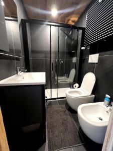 Et badeværelse på Alpine Luxury Apartments Prato Nevoso