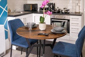 Η κουζίνα ή μικρή κουζίνα στο Rugby 1-BR Apt, Parking, City Centre, Sleeps 3 +44 φωτογραφίες