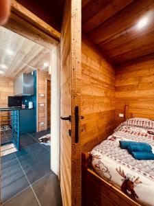 En eller flere senge i et værelse på Alpine Luxury Apartments Prato Nevoso