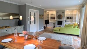 een woonkamer met een tafel en een bank bij Litzkow 10906 in Morsum +9 foto's