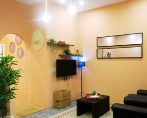 a living room with a couch and a tv at apartement Puri 2 in Jimbaran