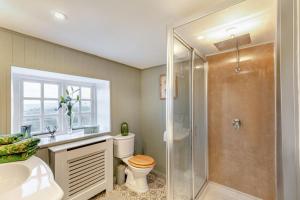 Ένα μπάνιο στο 5 Bed in Wheathill oc-t30539 +28 φωτογραφίες