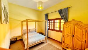 Un dormitorio con una cama con dosel y una ventana. en Villa Fort Tenerife, en Tacoronte 51 fotos más