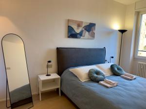 Postel nebo postele na pokoji v ubytování Bilocale moderno nel centro di Bergamo con cucina e soggiorno